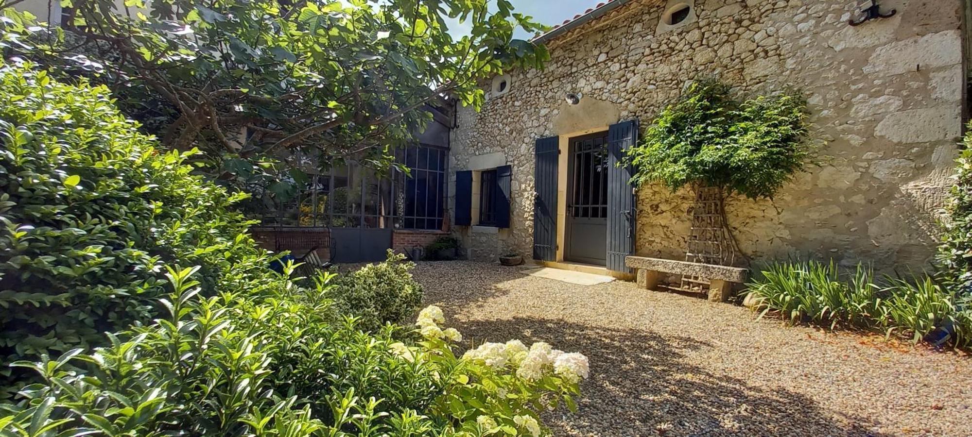 Hotel Entre-Vignes-Et-Bastides Montcaret Exterior foto